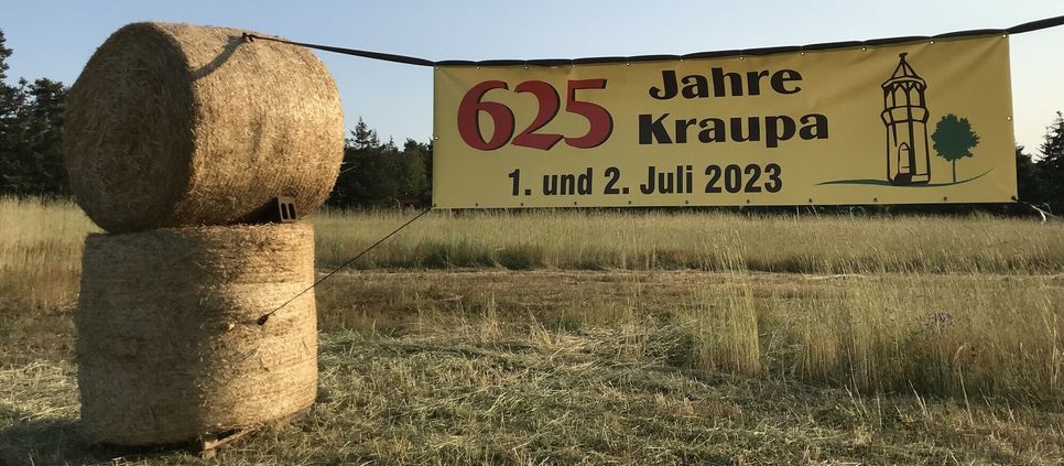 Der Countdown läuft - die ersten Aufsteller und Banner sowie die Aufbauten für die Strohpuppen zum Fest sind an den Ortseingängen schon platziert.    Foto: Uwe Peschel