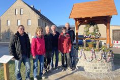 In der Ortsmitte in Schänitz direkt an der Leutewitzer Straße steht jetzt ein neuer Osterbrunnen, der die Tradition der Gemeinde Hirschstein vervollständigt. Mit Unterstützung der Gemeinde hat die Dorfgemeinschaft den neuen »Brunnen« gebaut und besonders liebevoll gestaltet. Foto: Farrar