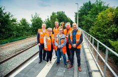 VVO-Geschäftsführer Burkhard Ehlen, Margit Boden, Bürgermeisterin der Gemeinde Haselbachtal a.D., Tobia Liebschner, Bürgermeister Gemeinde Haselbachtal, Susanne Pempe,DB InfraGO, Baustellenleitung, Heiko Klaffenbach, DB InfraGO Leiter Bahnhofsmanagement Dresden, und Jan Riedel, DB InfraGO Leiter Verkehrsstationsprojekte, bei der Baustellenbesichtigung in Bischheim-Gersdorf.