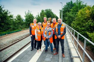 VVO-Geschäftsführer Burkhard Ehlen, Margit Boden, Bürgermeisterin der Gemeinde Haselbachtal a.D., Tobia Liebschner, Bürgermeister Gemeinde Haselbachtal, Susanne Pempe,DB InfraGO, Baustellenleitung, Heiko Klaffenbach, DB InfraGO Leiter Bahnhofsmanagement Dresden, und Jan Riedel, DB InfraGO Leiter Verkehrsstationsprojekte, bei der Baustellenbesichtigung in Bischheim-Gersdorf.