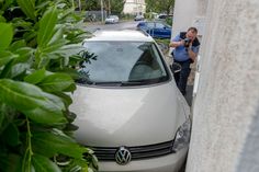 Der Golf der 82-Jährigen an der Hauswand in Heidenau. Foto: Marko Förster