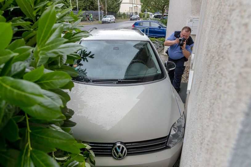 Der Golf der 82-Jährigen an der Hauswand in Heidenau. Foto: Marko Förster