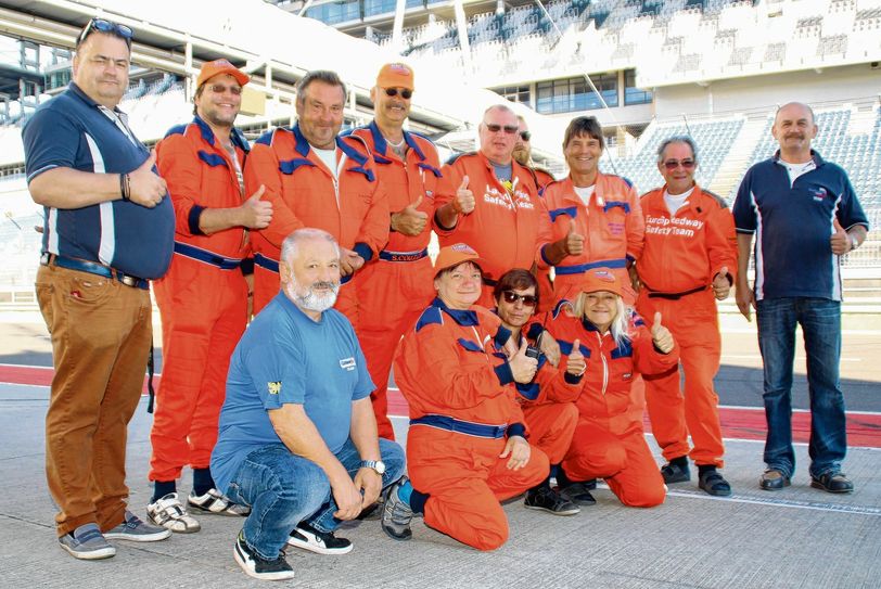 Die Team-Besetzung vom vergangenen Wochenende: Mario Kirk, Uwe Türke, Maik Neumann, Bernd Wilson, Joachim Hädicke, Sebastian Winkler, Günter Rinke, Peter Fleischer, Gilbert Kurzok (v.l.). Untere Reihe: Bernd Müller, Irena Türke, Bettina Korbin und Christina Riesner (v.l.).                   Foto:wit