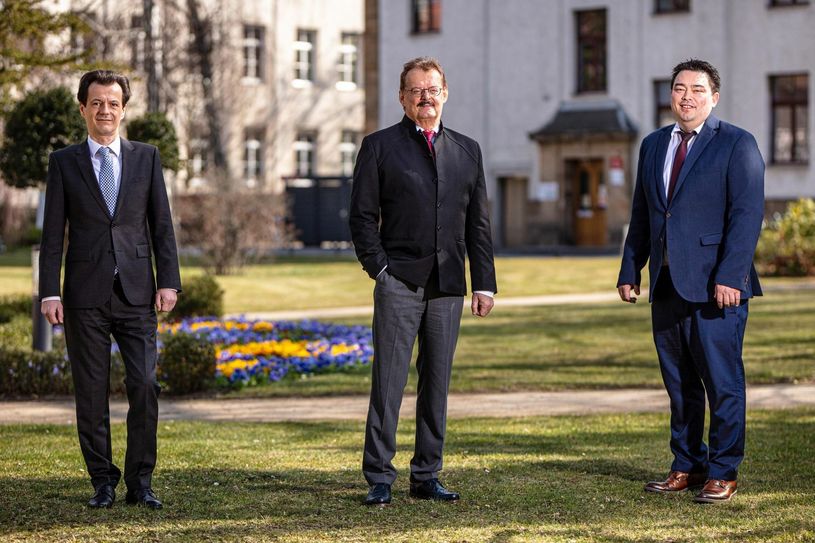 V.l.n.r.: Janko Haft, der vor einem Jahr die Aufgabe des Kaufmännischen Vorstands interimistisch übernommen hatte, Prof. Michael Albrecht, Medizinischer Vorstand des Dresdner Uniklinikums, und Frank Ohi, neuer Kaufmännischer Vorstand. Foto: Uniklinikum Dresden / Christoph Reichelt