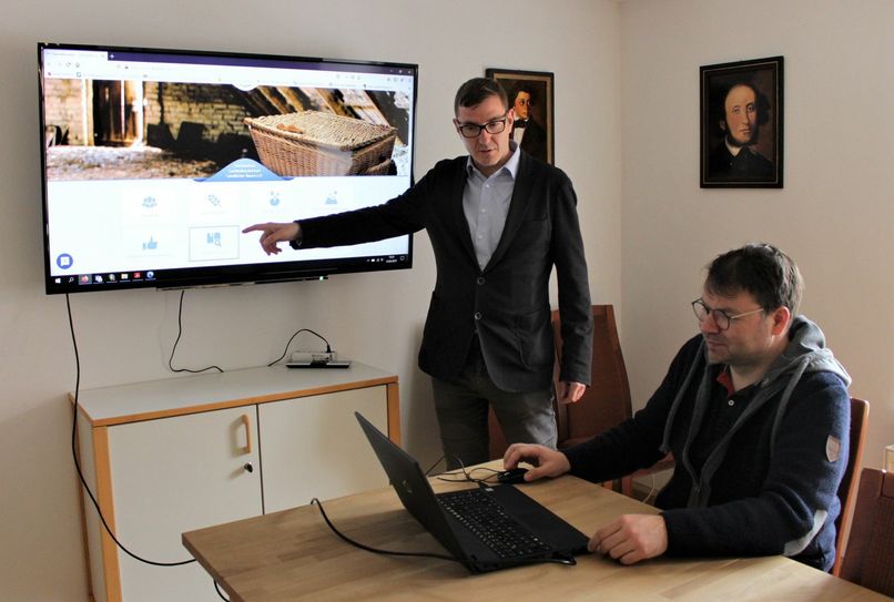 Dr. Dirk Martin Mütze und Klaus Reichmann erforschen die digitale Schatzkiste. Foto: SLK