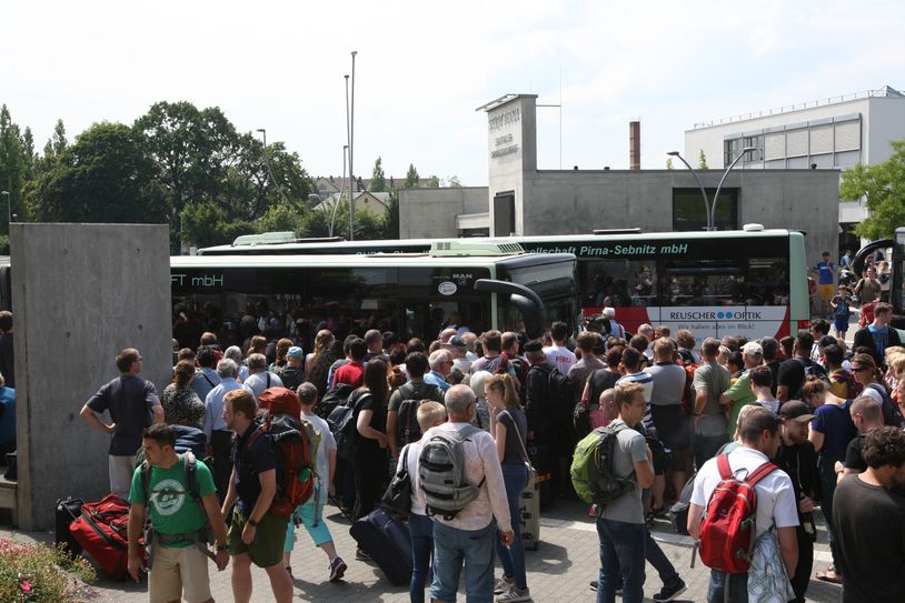 Hunderte Reisende sitzen auf dem Zentralen Busbahnhof fest