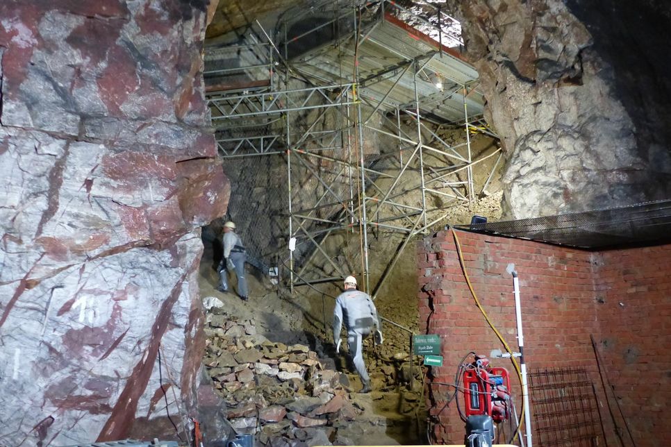 Mit einem riesigen Spezialgerüst wird im Bergwerk Miltitz der Notausgang gesichert und wieder hergestellt. Foto: meeco Communication