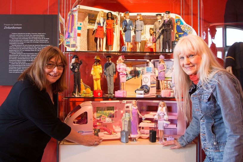 Ausstellungsmacherinnen und Puppenexpertinnen Karin Schrey (l.) und Bettina Dorfmann (r.) zu Gast im Senftenberger Schloss Foto: Museum OSL