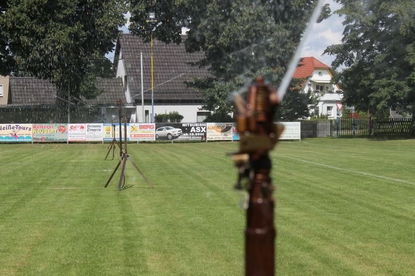 Die 14 Jahre alte Beregnungsanlage muss aller zwei Stunden von Hand umgestellt werden, um den ganzen Platz zu erreichen. Foto: Keil