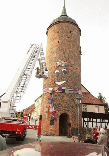 Der Rote Turm in Luckau wurde winterlich eingekleidet. Foto: Fred Bauer