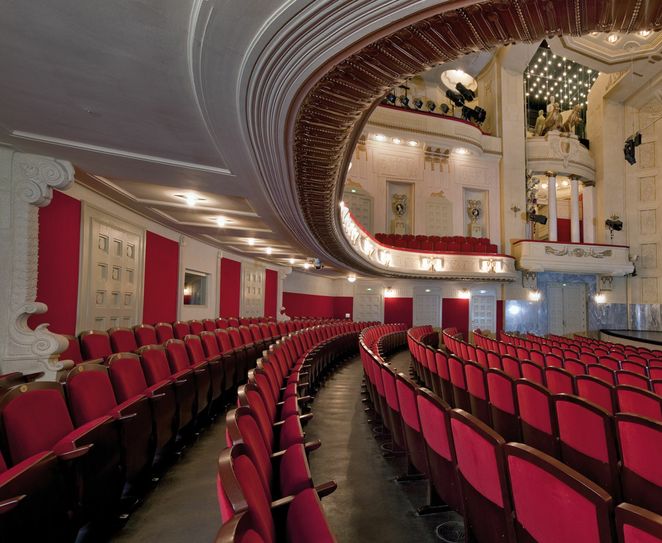 Blick in den Zuschauerraum im Großen Haus am Schillerplatz. Foto: Marlies Kross