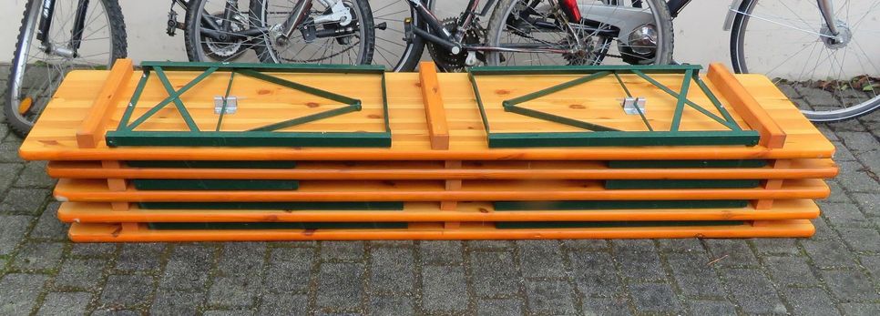 Eigentümer gesucht: Diese Biertisch-Garnituren wurden im März beschlagnahmt. Foto: Polizei