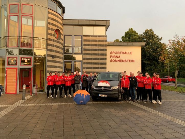 Die 1. Männermannschaft von Lokomotive Pirna, inklusive der Mannschaftsverantwortlichen und Sponsoren.