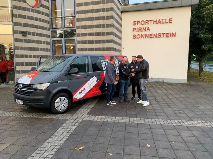 Feierliche Schlüsselübergabe von Christian Flörke (SEP), Sven Vater (GEVA) und Uwe Heller (Barrique) an den Trainer der ersten Männermannschaft Dusan Milicevic. Fotos: SEP