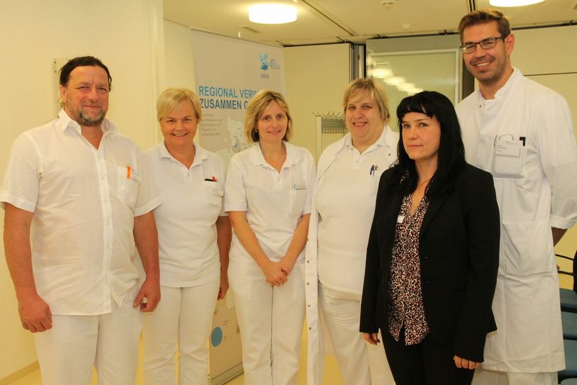 Arbeiten interdisziplinär im alterstraumatologischen Zentrum bei Knochenbrüchen im hochbetagten Alter zusammen: (v.l.) Orthopädie-Oberarzt Frank Heublein, das geriatrische Team mit Chefärztin Michaela Stöckel, Oberärztin Lenka Hunanova, Oberärztin Anne Christiane Thomä, Zentrumsmanagerin Kathrin Schmidtke-Stark und Unfallchirurg Dr. Peter Brath. Foto: © Lausitzer Seenland Klinikum GmbH