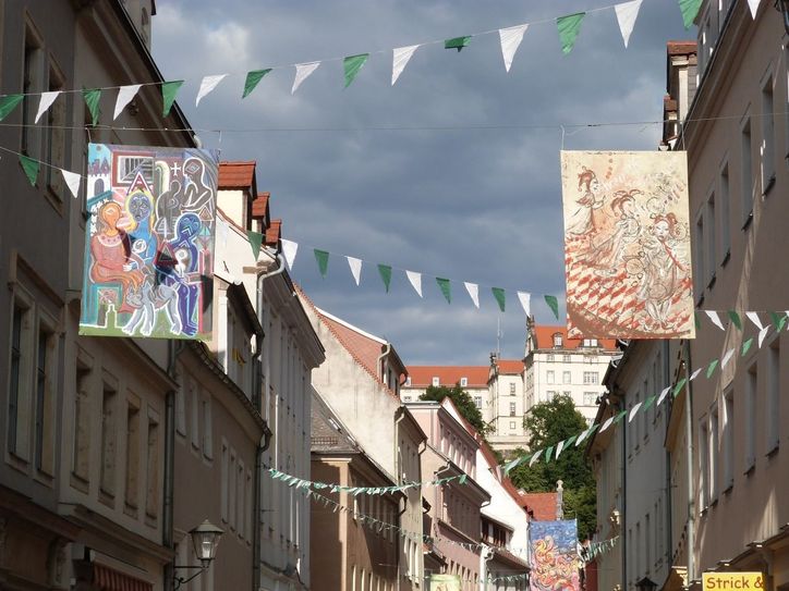 Die Pirnaer Straßengalerie hoch oben in der Abendsonne.