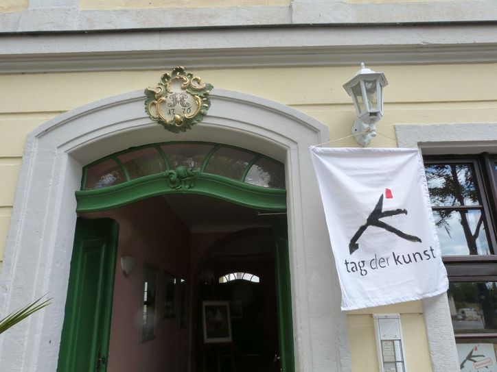 Weiße Fahnen weisen den Weg zu den Veranstaltungsorten. Fotos: privat