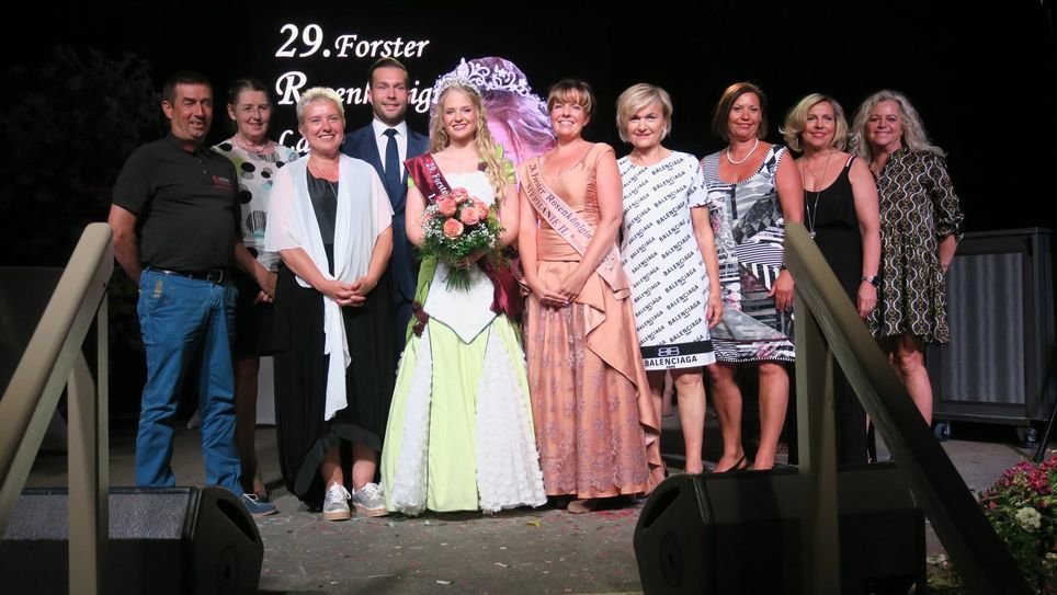 29. Rosenkönigin mit Bürgermeisterin (linke Seite) und 28. Königin (rechte Seite) sowie allen Sponsoren. Foto Dany Dawid