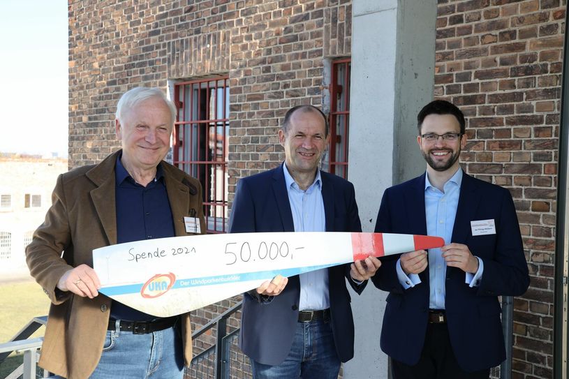 Energieparkentwickler UKA Cottbus bleibt Förderer des Menschenrechtszentrum Cottbus: Vereinsvorsitzender Dieter Dombrowski, Guido Hedemann, Geschäftsführer UKA Cottbus und Vereinsschatzmeister Jan Philipp Wölbern (v.l.n.r.). Foto: pm