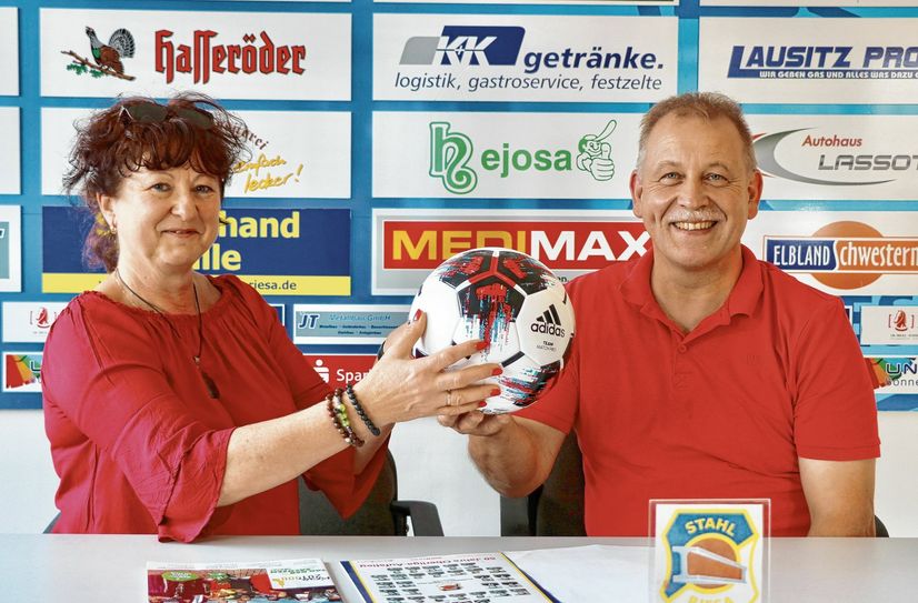 Spielen sich künftig die Bälle zu: Kerstin Baumert, Verlagsbereichsleiterin West beim WochenKurier und Dietmar Schubert, der bei der BSG Stahl Riesa für das Sponsoring zuständig ist. Foto: Kaminski