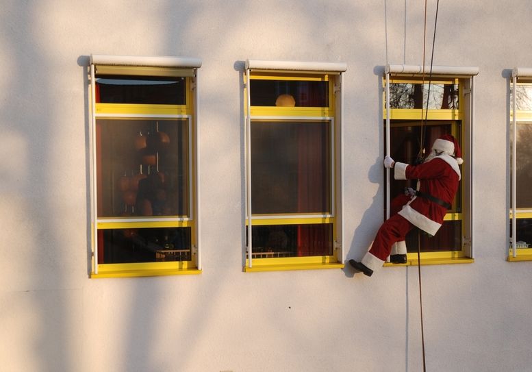 Angekommen vom Dach des Klinikums am Fenster des Spielzimmers der Klinik für Kinder- und Jugendmedizin – der Weihnachtsmann (Stefan Hoffmann, Industriekletterer) Fotos: Klinikum Niederlausitz, Anne Herrmann