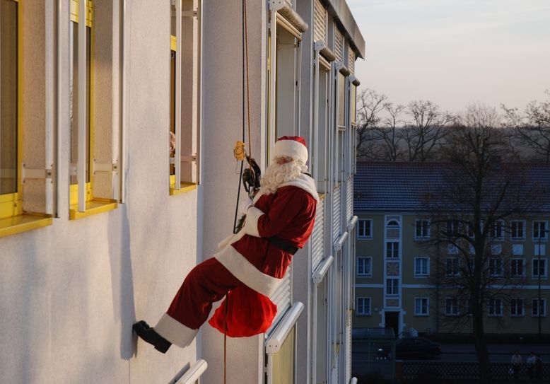 Der Weihnachtsmann vom Dach auf dem Weg nach unten zur Klinik für Kinder- und Jugendmedizin – Stefan Hoffmann, Industriekletterer bei der Arbeit.