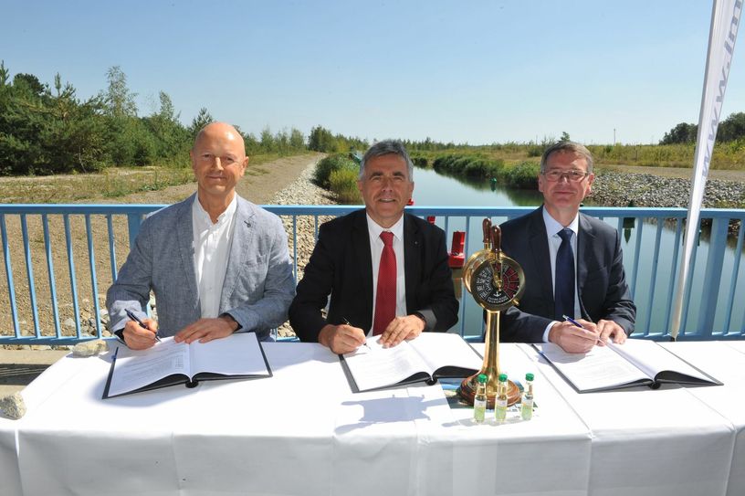 Abteilungsleiter Liegenschaften Jörg Lietzke (li., LMBV), der Vorsitzende des LSS und Landrat des Landkreises Bautzen Michael Harig (Mitte) und Bereichsleiter Sanierung Gerd Richter (re., LMBV) unterzeichnen Nutzungsvertrag für Barbarakanal. Foto: Peter Aswendt