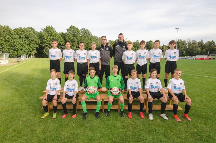 D1-Junioren: hinten v.l.: Colin Pietsch, Mohamad Al-Ansari, Nik Kohl, Tim-Luca Pötschke, Co-Trainer Chris Plesdonath, Trainer Tobias Wagner, Leon Schneider, Ole Wockatz, Kilian Hoffmann, Pepe Zint; vorn v.l.: Florian Petter, Jarek Schade, Moritz Schäfer, Bruno Eichler, Tore Adam, Eddie Bartko, Tamino Krönert