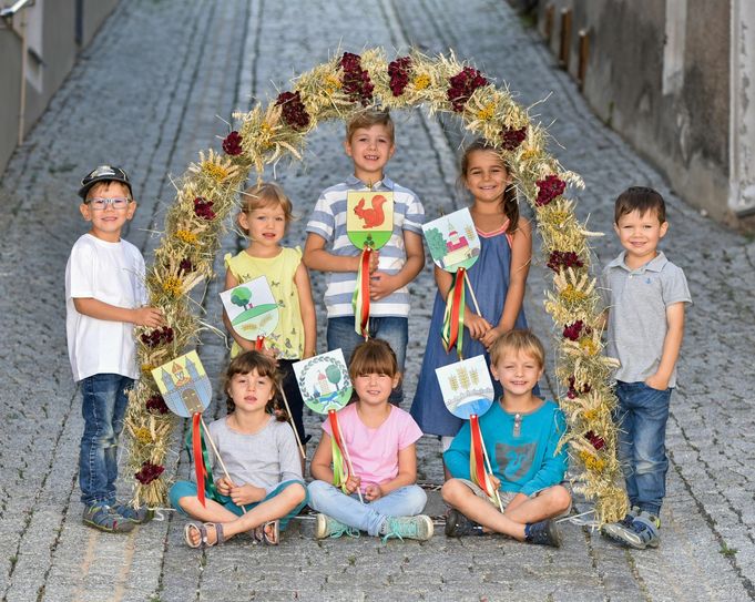 Wir feiern Silberhochzeit! Vor 25 Jahren vereinigten sich die Gemeinden Stolpen, Langenwolmsdorf, Helmsdorf, Rennersdorf-Neudörfel, Heeselicht und Lauterbach zur Stadt Stolpen. Das wird gefeiert. Auf dem Bild sind Kinder mit den Ortswappen zu sehen. Foto: Klaus Schieckel