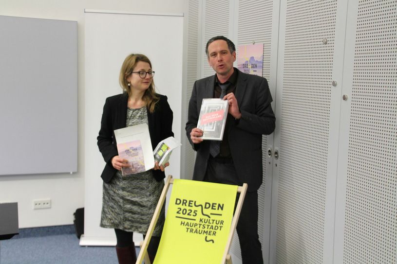 Sportliche Geste: Annekatrin Klepsch und Stephan Hoffmann schenken Chemnitz ein Starterset für die Bewerbung zur Kulturhauptstadt 2025. 	Foto: asc