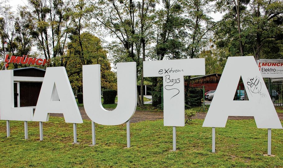 Gäste aus Nah und Fern soll der Schriftzug an der B96 in Lauta begrüßen. Doch die großen Letter sind immer wieder Ziel von Schmierfinken. Foto: cp