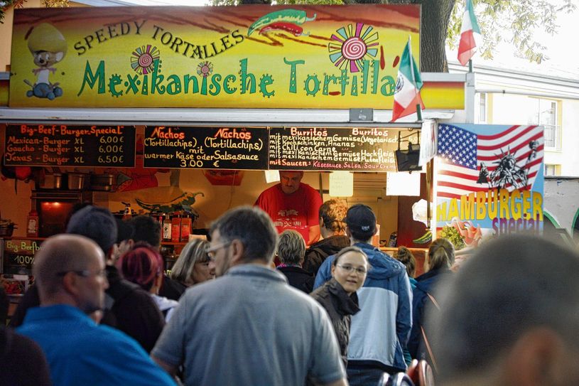 Gerichte aus aller Welt können die Besucher auch bei der zweiten Auflage der Street Food Dasy im Cottbuser Strombad probieren. Foto: The Schwartzman P. Vanderbuilt
