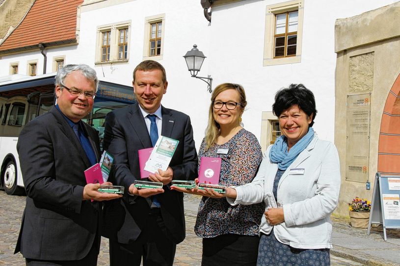 Starten gemeinsam das zusätzliche Nahverkehrsangebot: Holger Dehnert (li.), Geschäftsführer der „VerkehrsManagement“ Elbe-Elster GmbH, Landrat Christian Heinrich-Jaschinski (2.vo.li.), Janine Kauk (2.vo.re.), Marketingkoordinatorin in der Landkreisverwaltung und Martina Pöschl (re.), Wissenschaftliche Mitarbeiterin des Museums „Mühlberg 1547“ vor dem Museum. Foto: sts