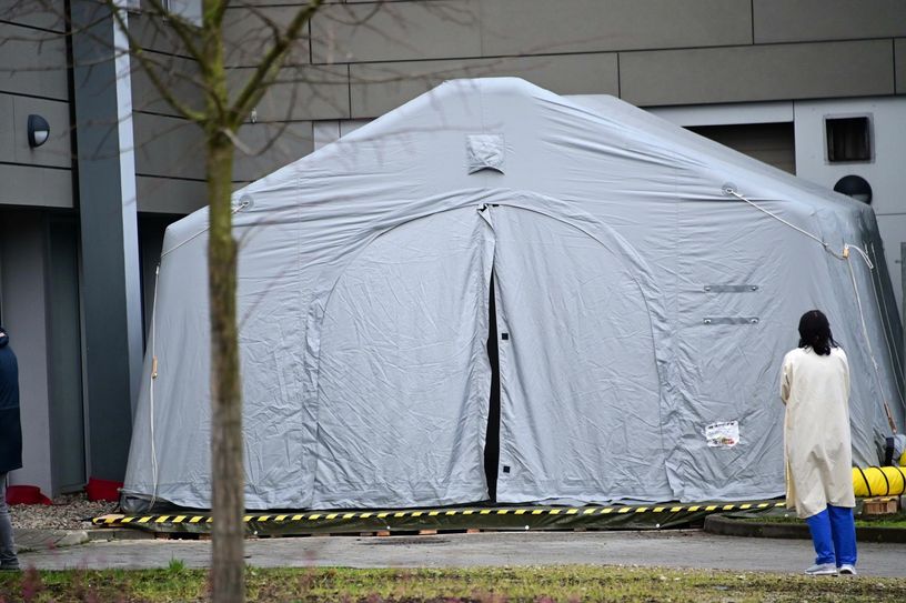 In Cottbus sind die ersten drei Fälle einer Infektion mit dem SARSCoV-2-Virus festgestellt worden. Sie waren am Dienstag in dem neu eingerichteten Testzelt am Carl-Thiem-Klinikum untersucht worden. Foto: Michael Helbig