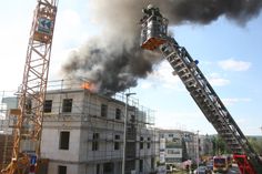 Baumaterialen auf Flach-Dach eines Rohbau-Mehrfamilienhauses in Pirna-Copitz in Flammen