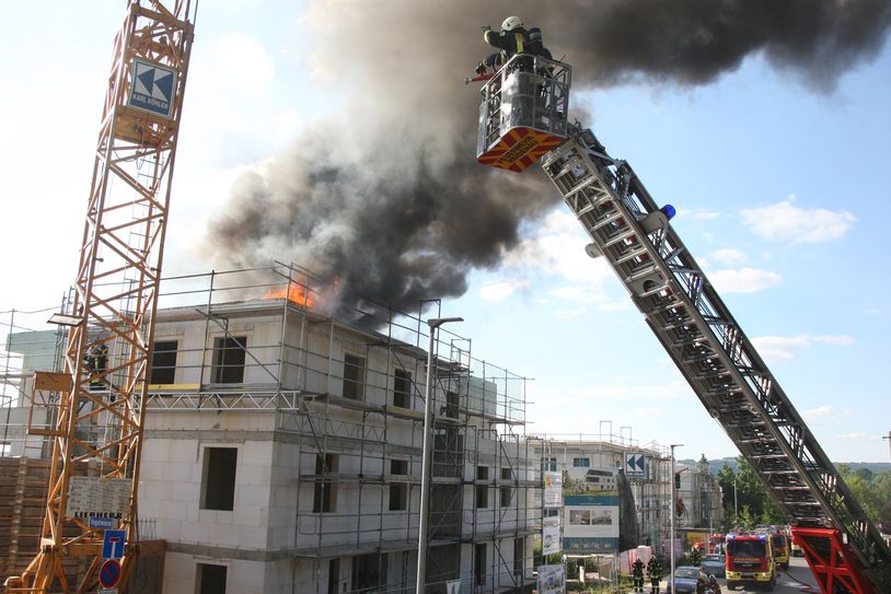 Baumaterialen auf Flach-Dach eines Rohbau-Mehrfamilienhauses in Pirna-Copitz in Flammen