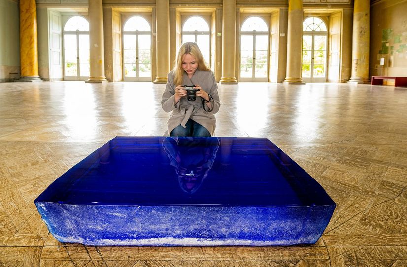 Skulptur »Deeps and Skies« aus solidem blauen Glas.