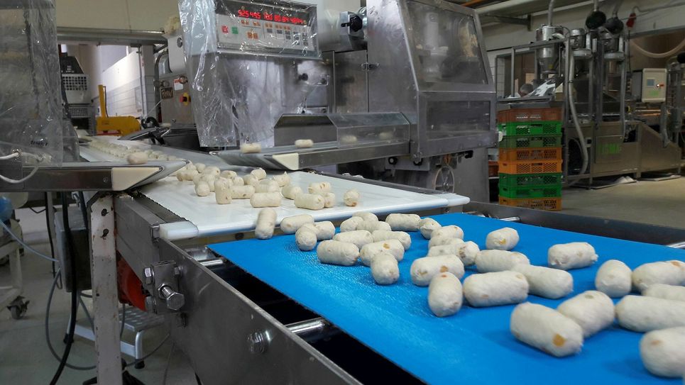 Im Sommer schon an Weihnachten denken: Die Dresdner Back- und Süßwaren GmbH hat mit der Produktion des Stollenkonfektes begonnen. Foto: Vadossi