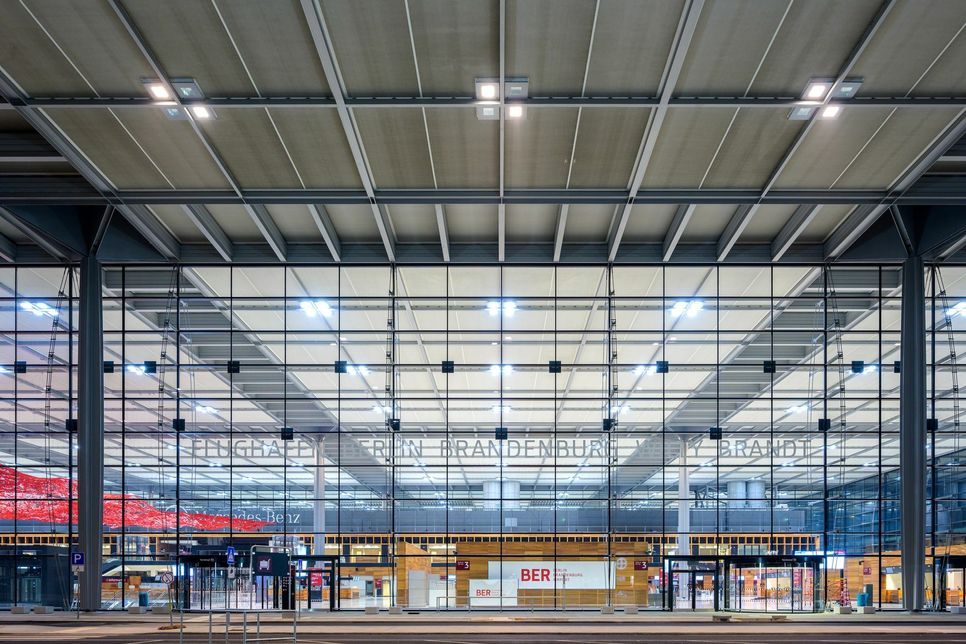 Blick auf die Fassade des Terminals. Foto: © Flughafen Berlin Brandenburg GmbH / Günter Wicker