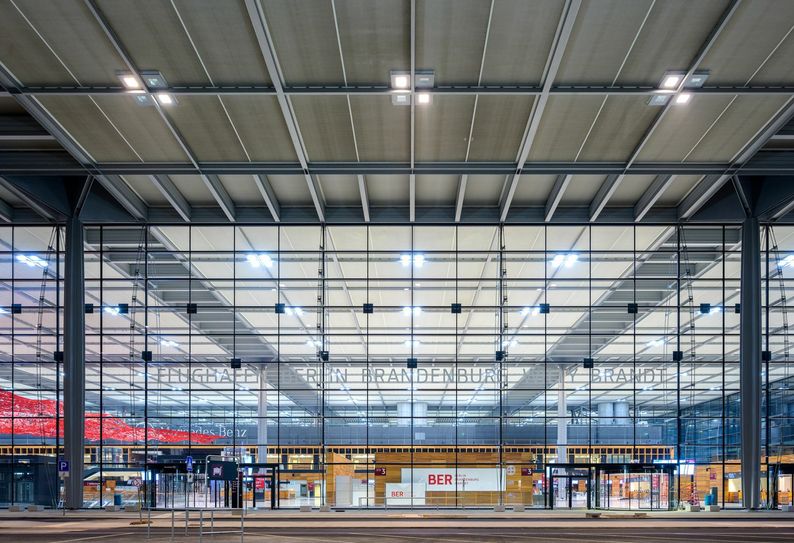 Blick auf die Fassade des Terminals. Foto: © Flughafen Berlin Brandenburg GmbH / Günter Wicker