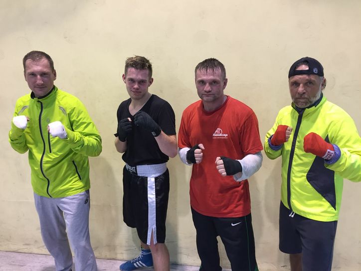 Der Hauptkampf bestreitet der ehemalige Bundesliga- und Nationalmannschaftsboxer Sven Richter (2. von rechts). Foto: Havenstein