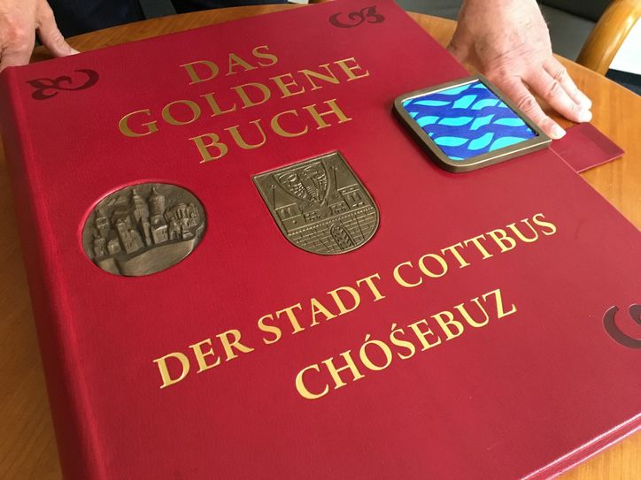 Das neue Goldene Buch der Stadt Cottbus umfasst ca. 200 Seiten. Foto: pm