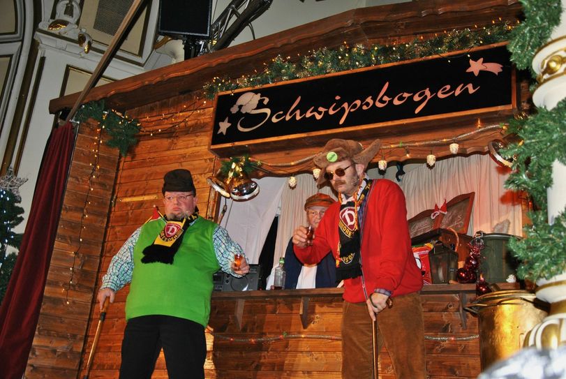 Vorglühen nennen die Senioren den täglichen Besuch an Christians (Hans-Jörg Hombsch) Glühweinbude. Foto: Rodig