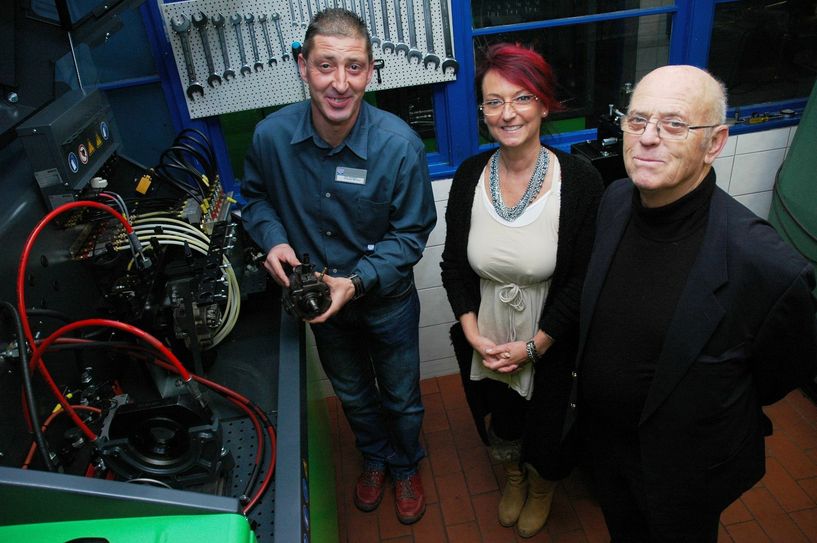 Kai Stasch (Mitte) zeigt sich u.a. am Common-Rail-Diesel-Prüfstand wißbegierig und fuchst sich bis zum Jahreswechsel mit Hilfe des Bautzener Betriebsleiters Uwe Jannasch (links) sicherlich gut ins Thema rein – sehr zur Freude ihres Vaters Claus Bieberstein (rechts).   Foto: Hache