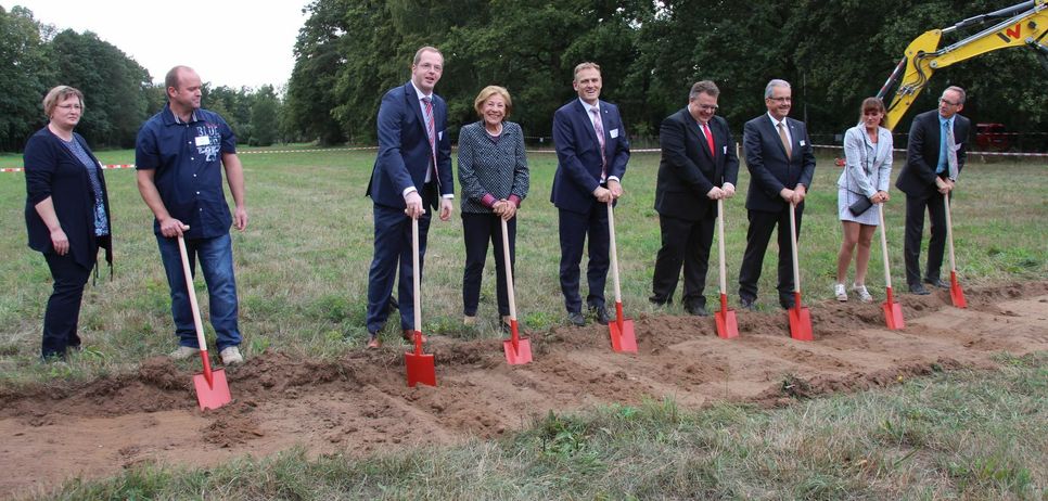 Spatenstich für das Kinderhaus „Pusteblume“ in Burg mit (vo.li.na.re.) Anja und Michael Heinze, David Kreuziger (Johanniter Landesvorstand), Schirmherrin Elke Gräfin von Pückler, Jörg Lüssem (Johanniter Bundesvorstand), Andreas Berger-Winkler (Johanniter Regionalvorstand), Harald Altekrüger (Landrat Landkreis Spree-Neiße), Ira Frackmann (Bürgermeisterin in Burg) und Christoph Neumann (Amtsdirektor des Amtes Burg). Fotos/Video: sts