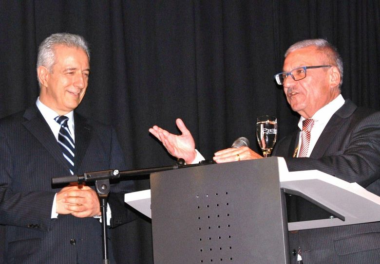 Rednerwechsel: OB Lemm (rechts) übergibt das Wort an Ministerpräsident Tillich. Foto: Rodig