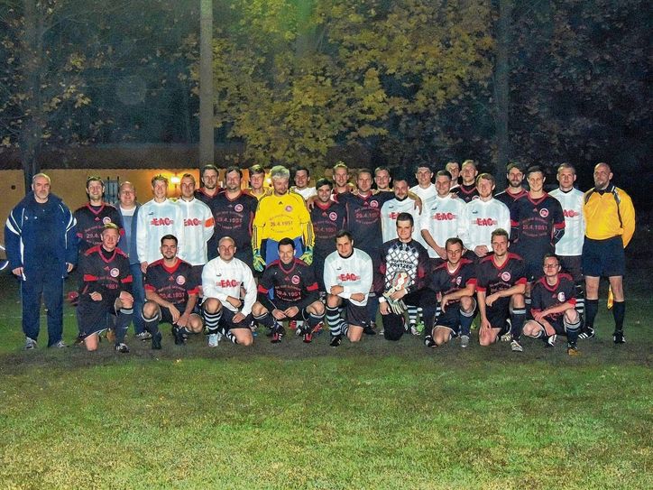 Die Fußballer sowie die Schiris beim Benefizspiel 2015. Foto: Clemens Strangfeld