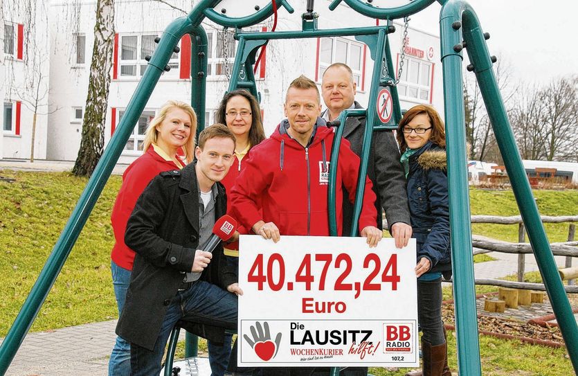 Danke Lausitz für 40.472,24 Euro, die nun für den Bau des behindertengerechten Spielplatzes auf dem Gelände der Johanniter in Cottbus genutzt werden können! Foto: Jan Hornhauer