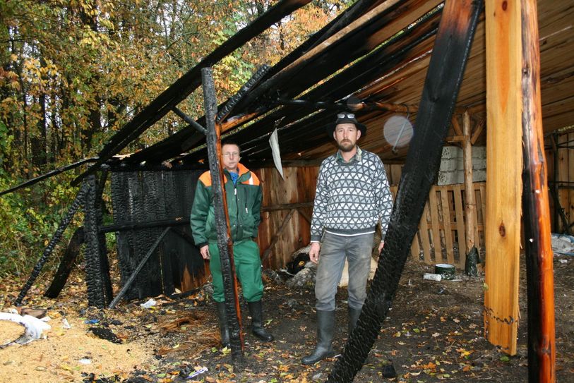 Schäfer Michael Röhl (r.) beim Aufräumen nach dem Brand. (Foto: S. Metting)
