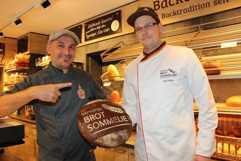Dieses Brot ist unverkäuflich und hat der Chef persönlich für seinen frischgebackenen Experten produziert. Bei Bäcker Stefan Dorn werden neben der »Graun-Kruste« oder dem Kartoffel-Quark-Leinöl-Brot, wohl bald neue Kreationen Lust auf Kruste machen. An Fantasie wird es Paul Müller sicher nicht mangeln (v.l.). Foto: wit